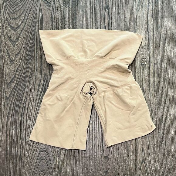 NWOT Skims Seamless Sculpt Butt Lifting Short High Waist Mid Tight Tan Medium - Picture 1 of 3
